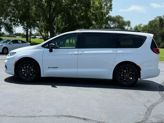 2025 Chrysler Pacifica Select photo 4