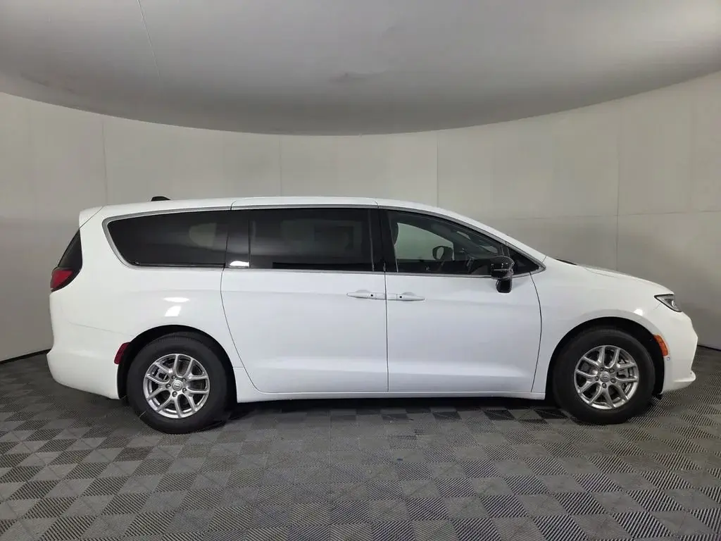 2026 Chrysler Pacifica Select photo 5