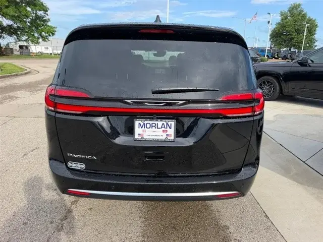 2027 Chrysler Pacifica Select photo 5