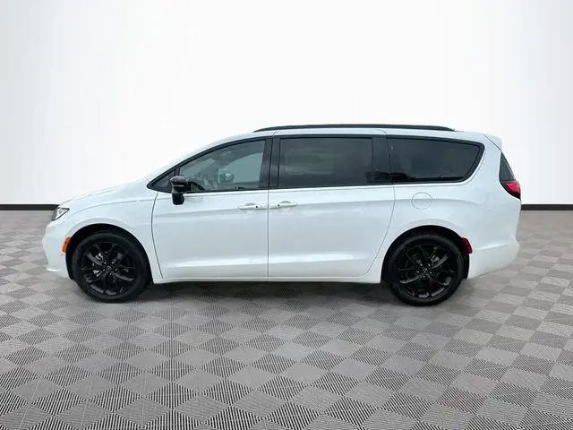 2026 Chrysler Pacifica Select photo 4