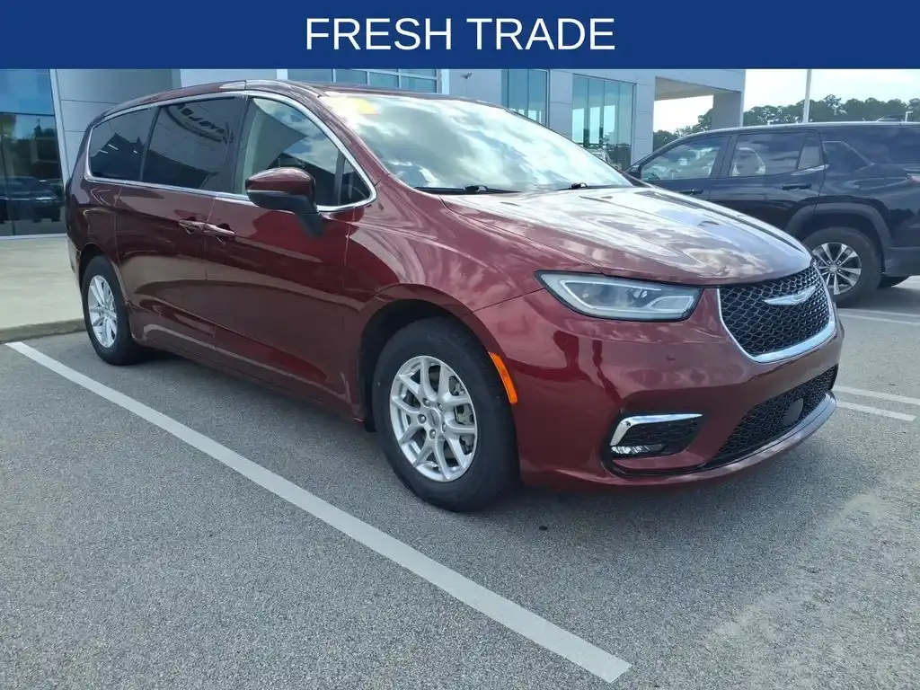 2023 Chrysler Pacifica Touring L's photo