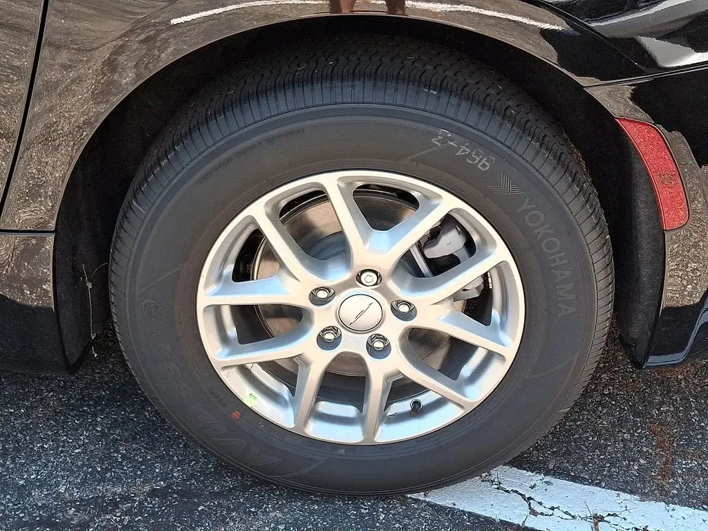 2027 Chrysler Pacifica Select photo 5
