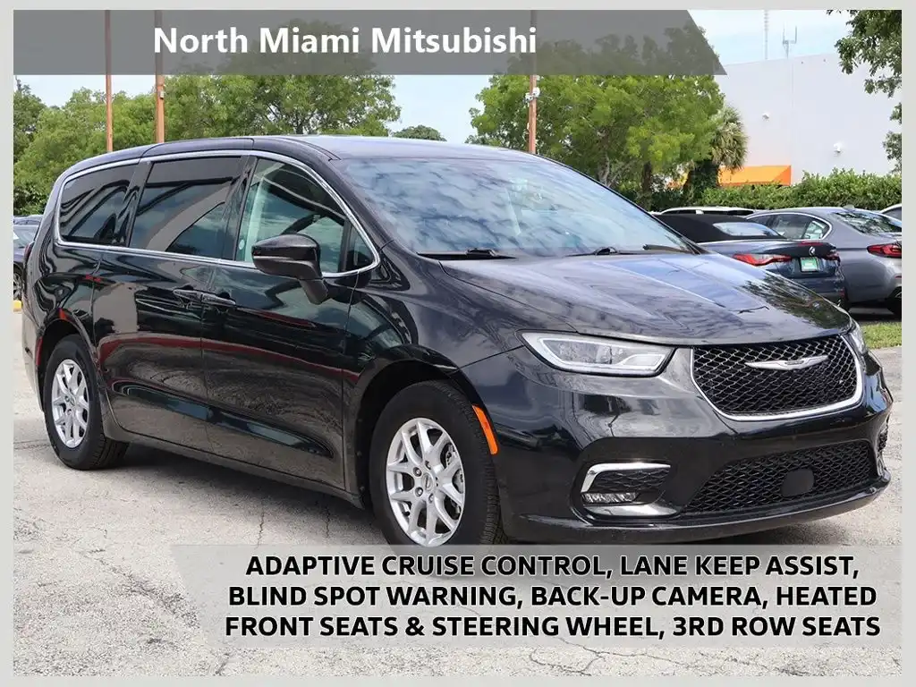 2023 Chrysler Pacifica Touring L's photo