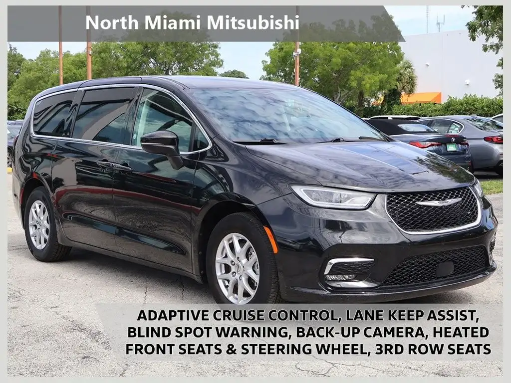 2023 Chrysler Pacifica Touring L photo 1