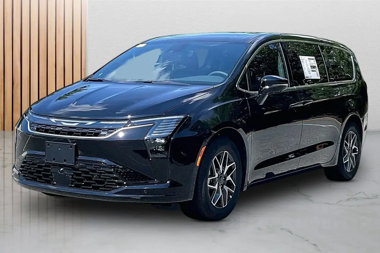 2027 Chrysler Pacifica Limited photo 4