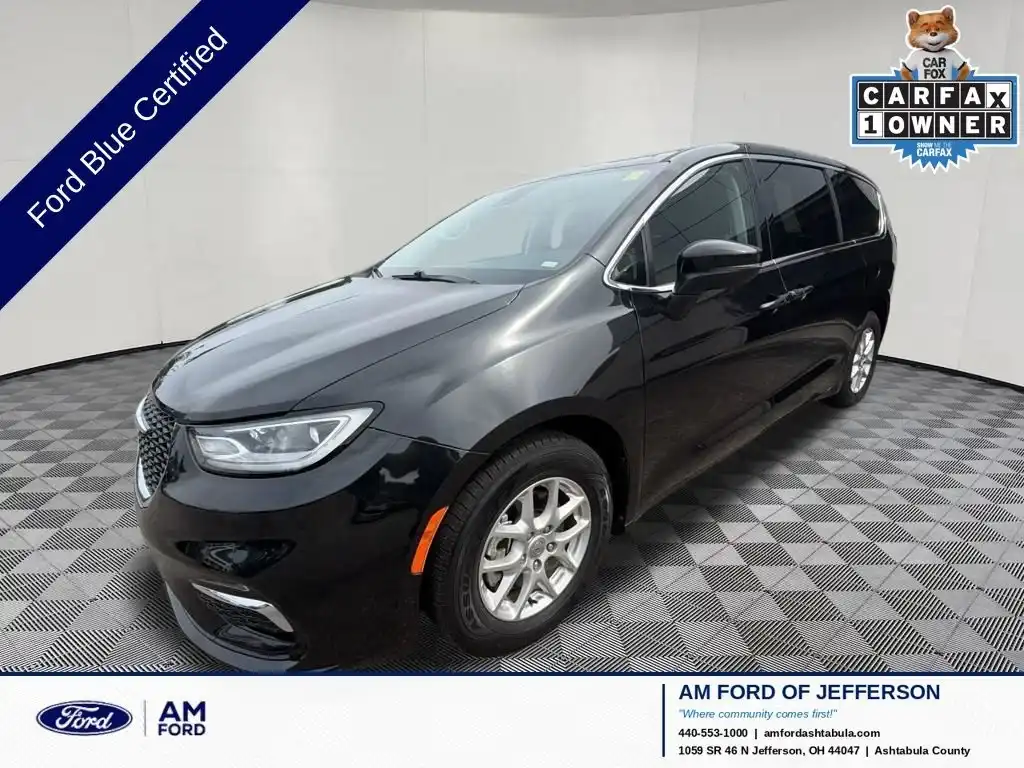 2023 Chrysler Pacifica Touring L's photo