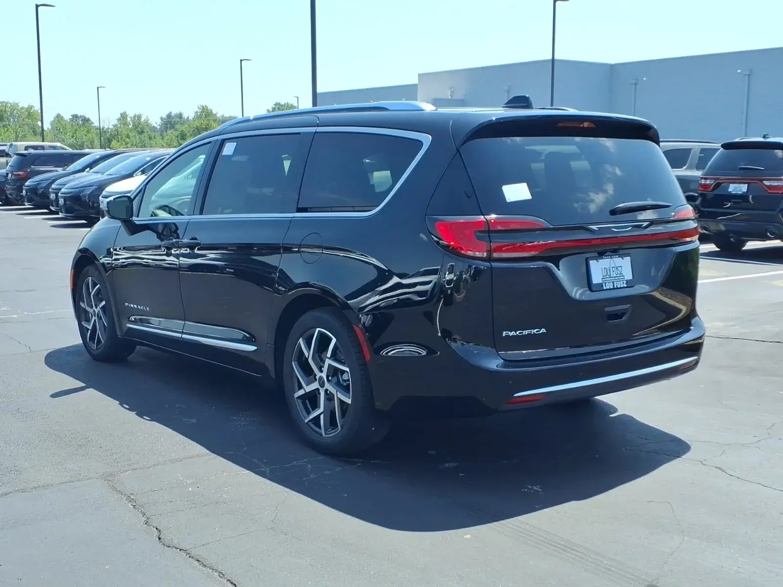 2027 Chrysler Pacifica Pinnacle photo 4