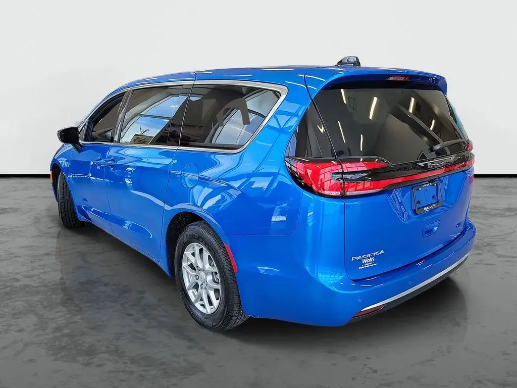 2027 Chrysler Pacifica Select photo 3