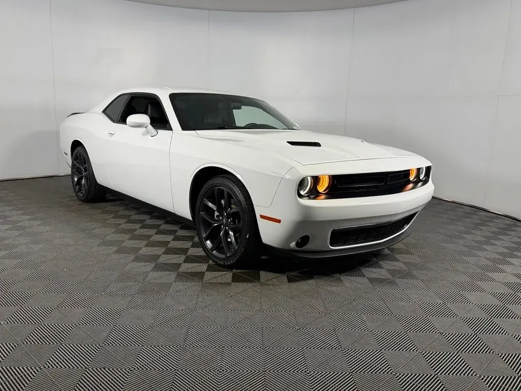 2022 Dodge Challenger SXT Auto photo 4