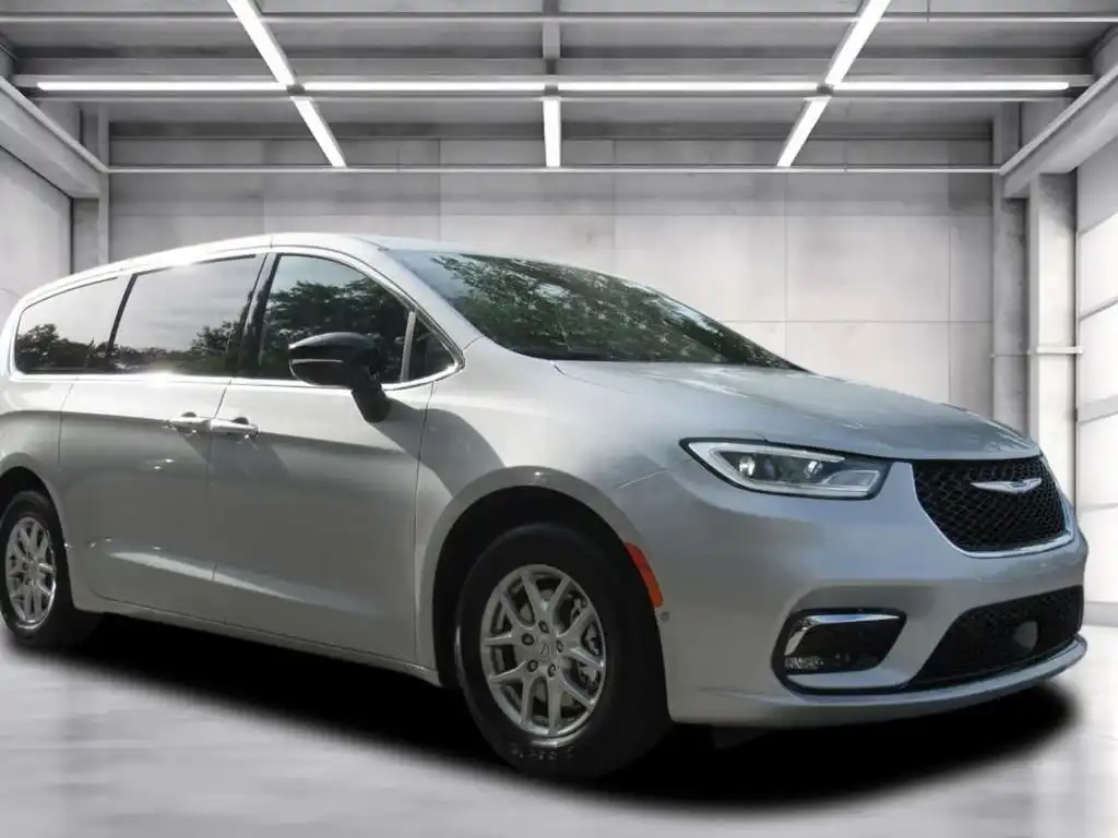 2026 Chrysler Pacifica Select's photo
