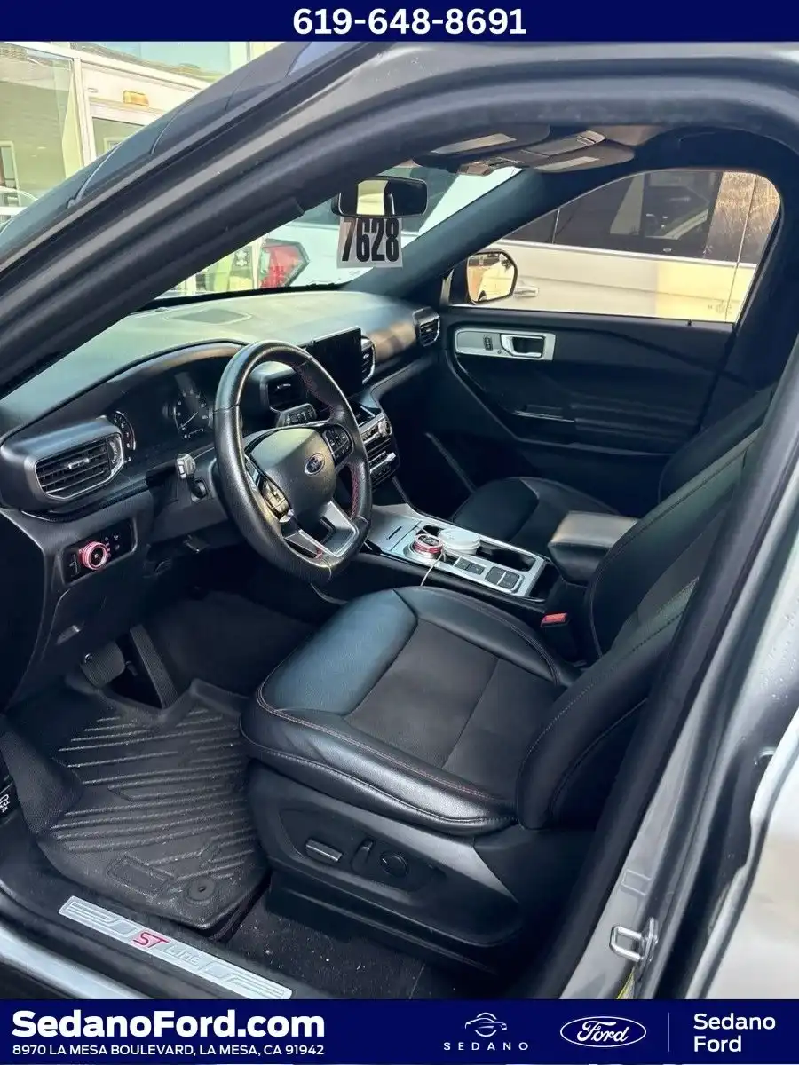 2023 Ford Explorer ST-LINE RWD's photo