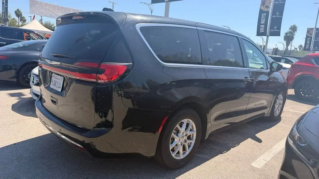 2023 Chrysler Pacifica Touring L photo 3