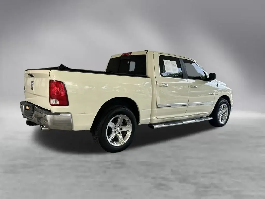 2010 RAM 1500 SLT Crew Cab photo 3