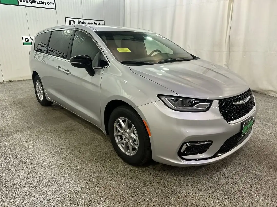 2026 Chrysler Pacifica Select photo 1
