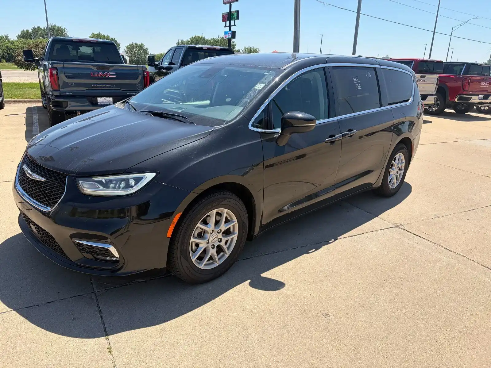 2023 Chrysler Pacifica Touring L's photo