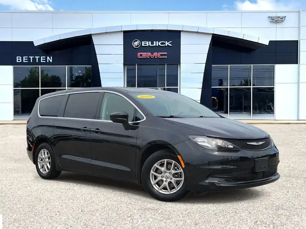 2022 Chrysler Voyager LX's photo