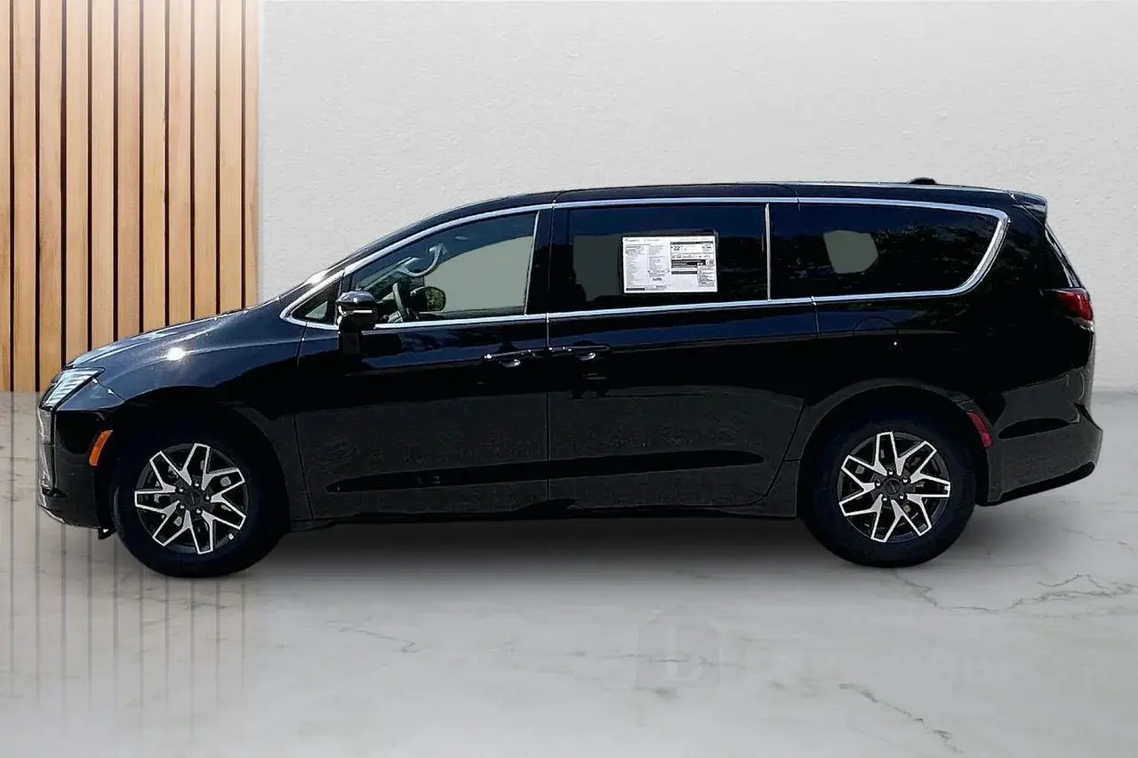 2027 Chrysler Pacifica Limited photo 5