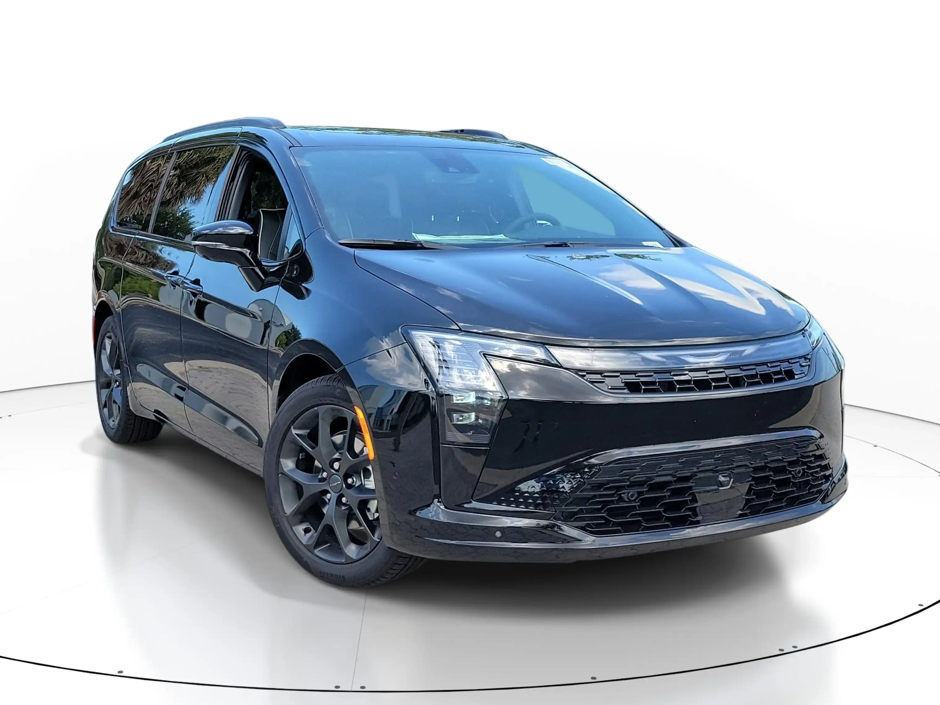 2027 Chrysler Pacifica Limited's photo