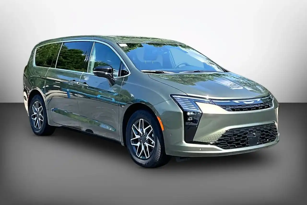 2027 Chrysler Pacifica Limited's photo