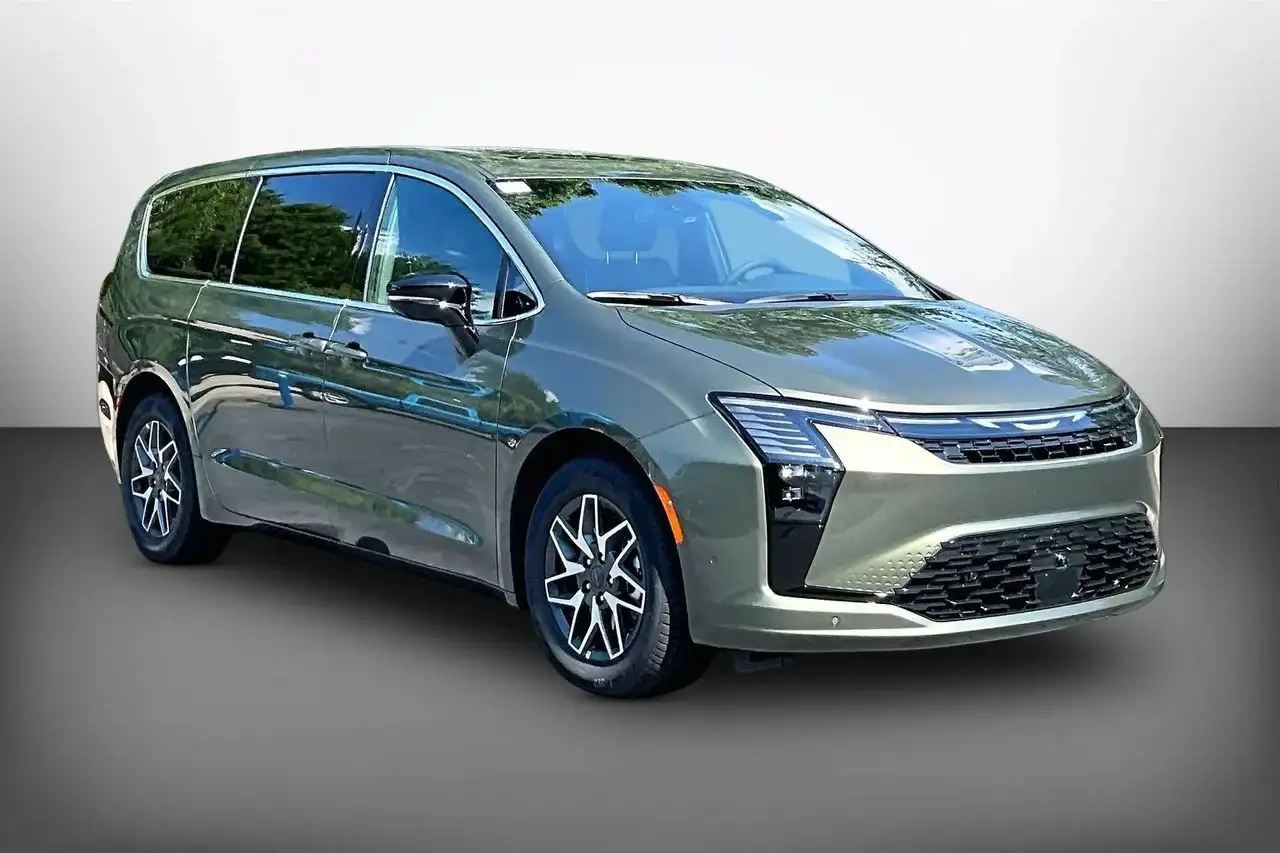 2027 Chrysler Pacifica Limited's photo