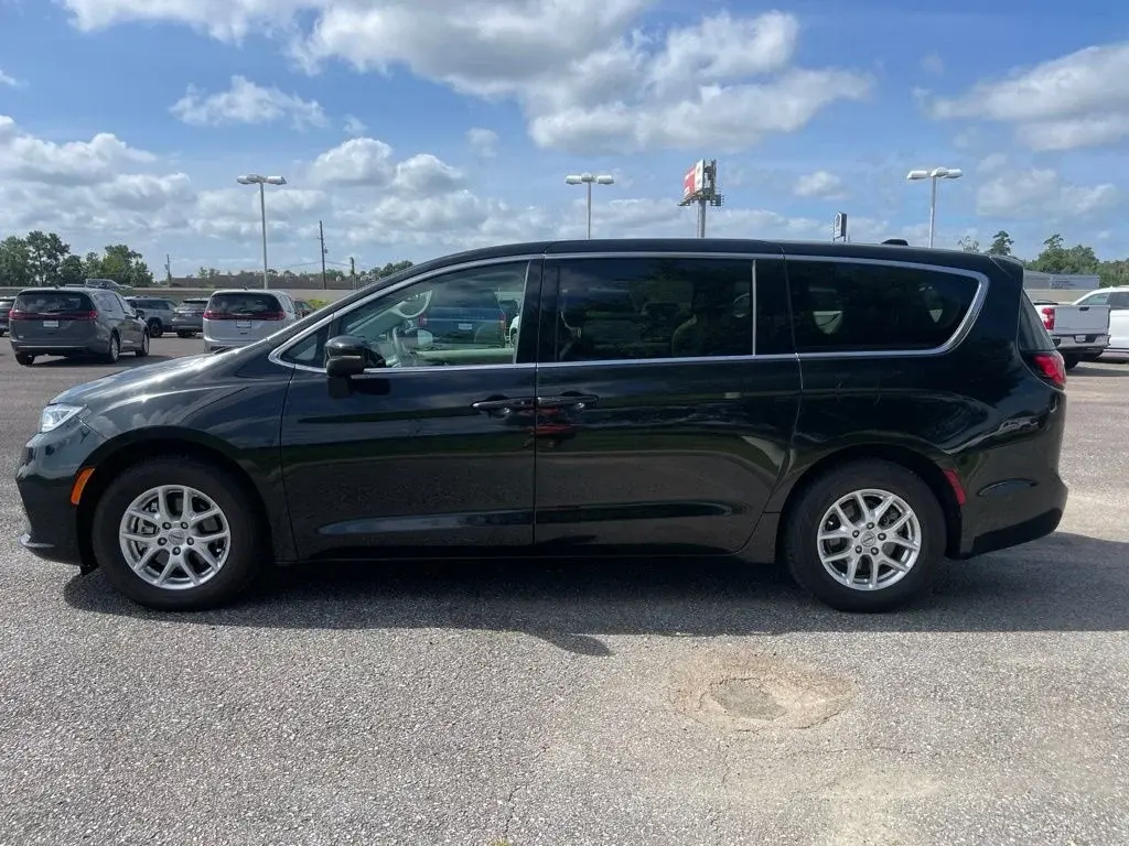 2023 Chrysler Pacifica Touring L photo 4