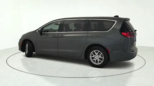 2023 Chrysler Pacifica Touring L photo 3