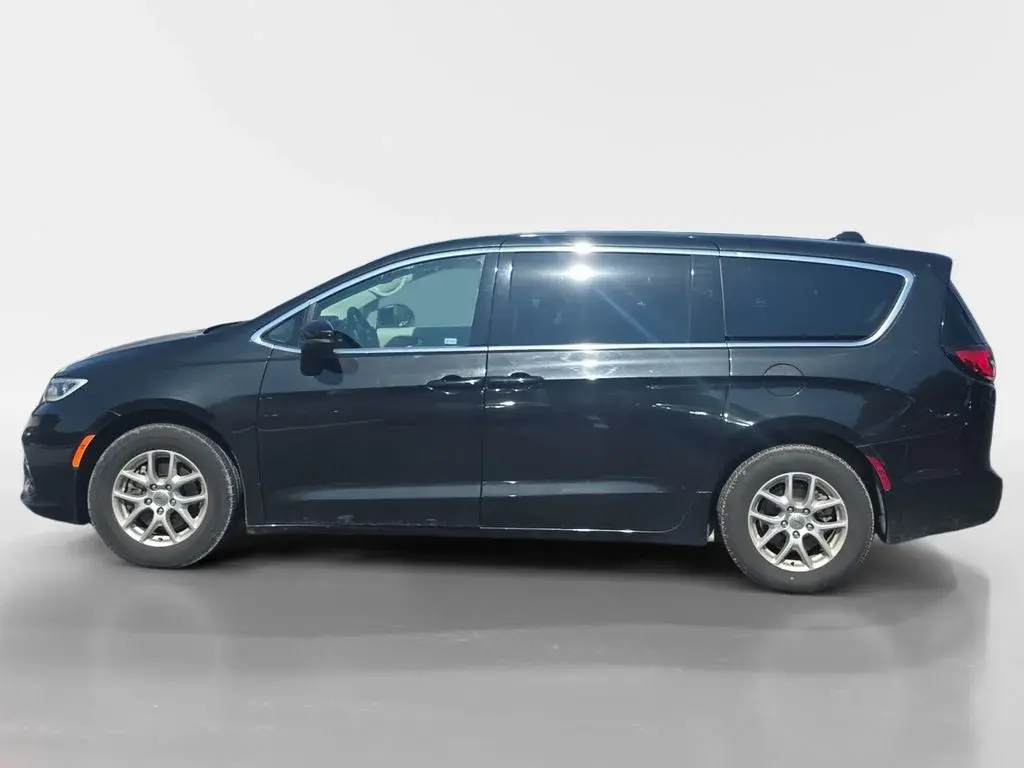 2023 Chrysler Pacifica Touring L photo 5