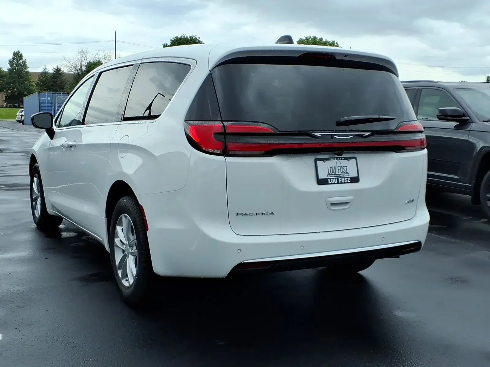 2027 Chrysler Pacifica Select AWD photo 4
