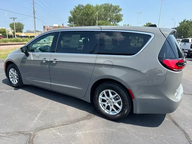 2025 Chrysler Pacifica Select photo 3