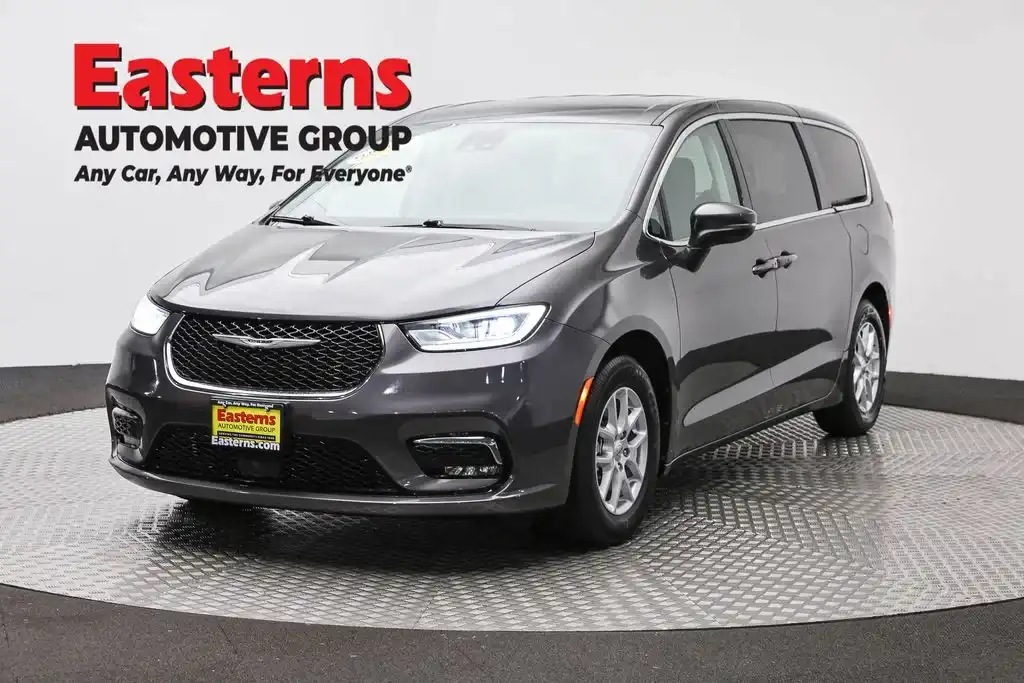 2023 Chrysler Pacifica Touring L's photo