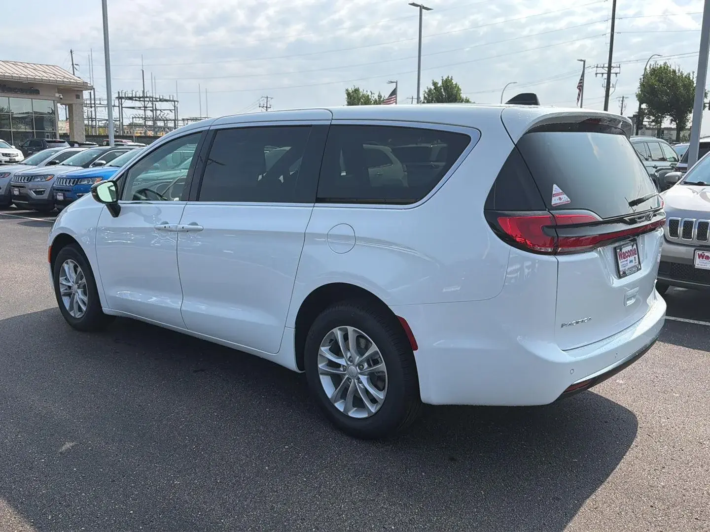2027 Chrysler Pacifica Select AWD photo 5
