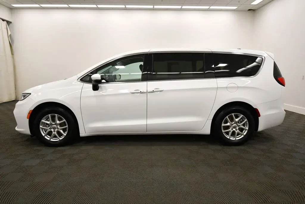 2023 Chrysler Pacifica Touring L photo 4