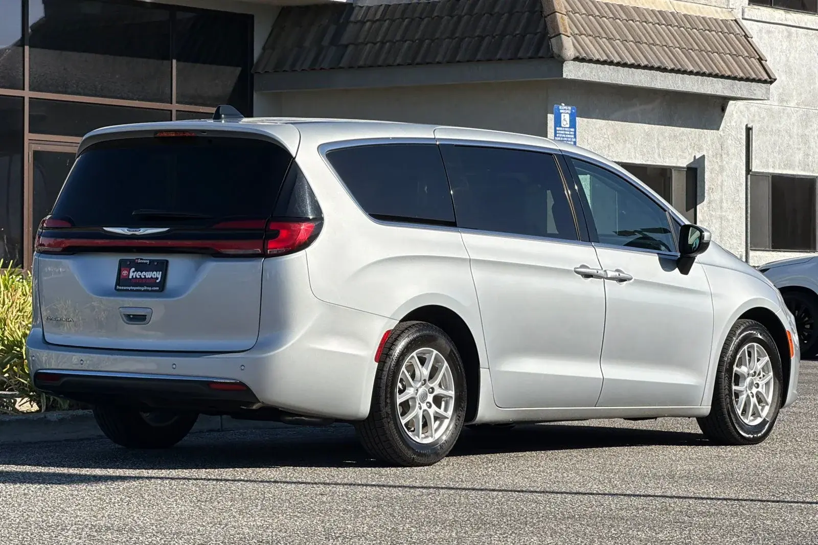 2023 Chrysler Pacifica Touring L photo 4