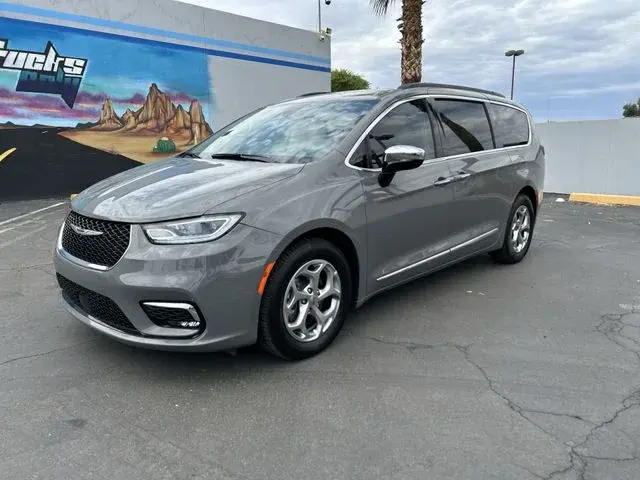 2023 Chrysler Pacifica Limited photo 3