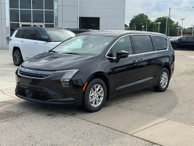 2027 Chrysler Pacifica Select photo 1