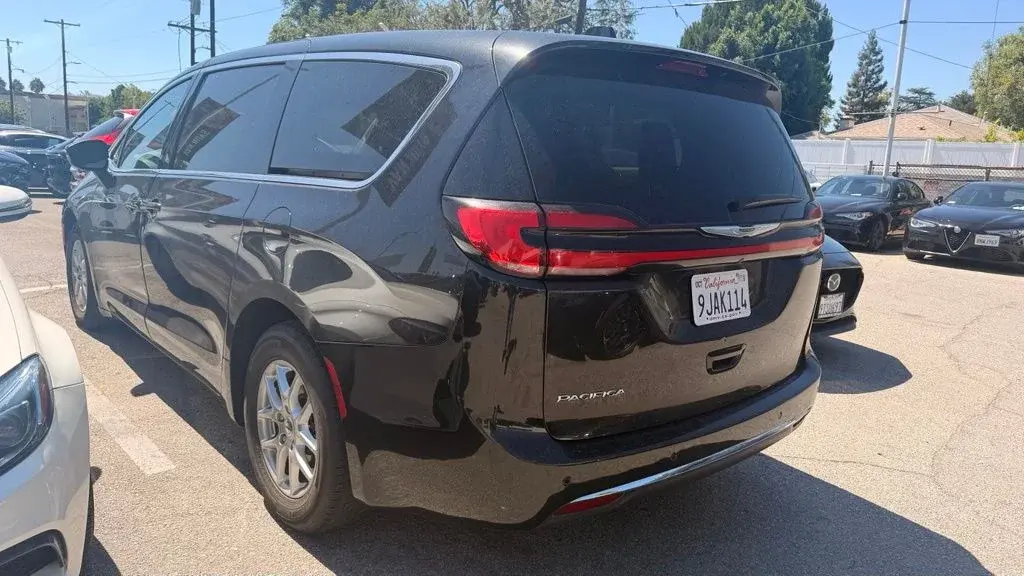 2023 Chrysler Pacifica Touring L photo 4