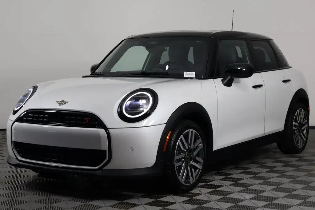 2026 MINI Hardtop Cooper S Signature's photo