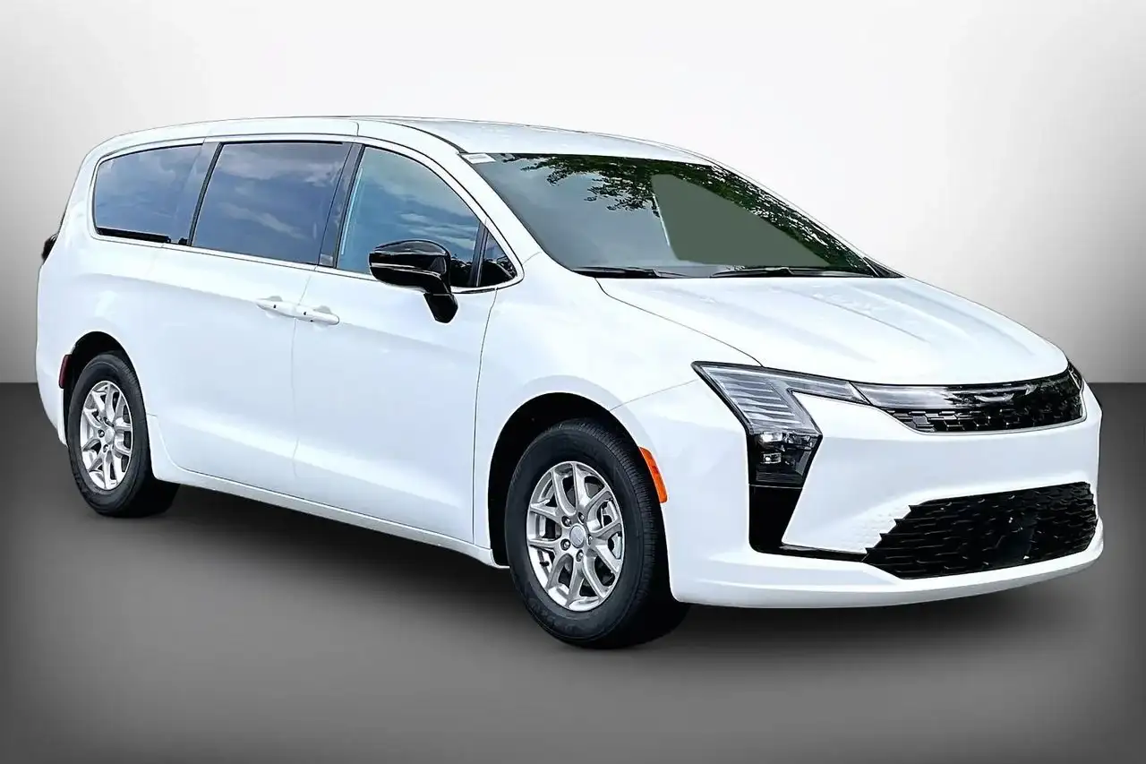 2027 Chrysler Pacifica Select's photo