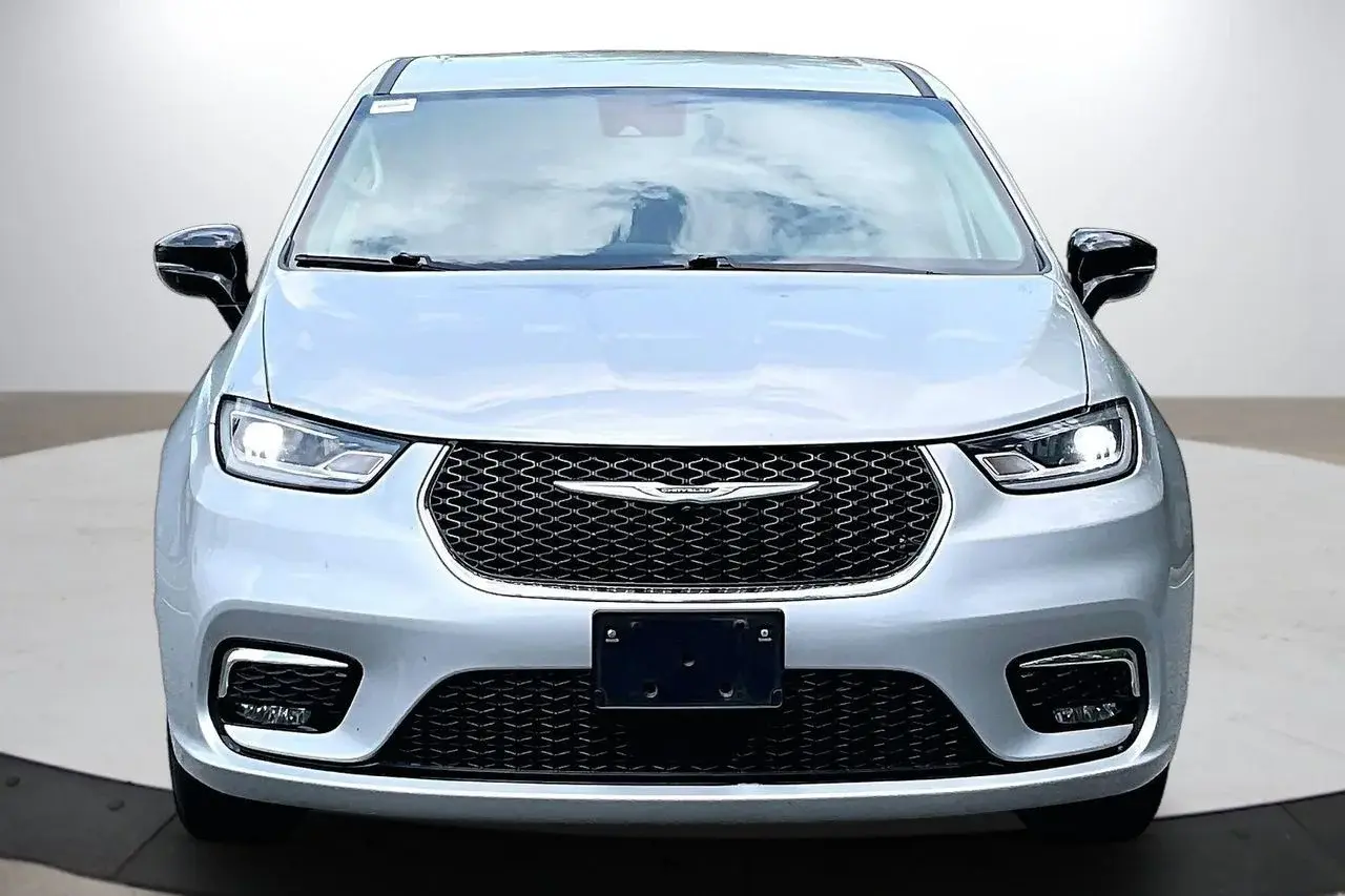 2024 Chrysler Pacifica Touring L photo 3