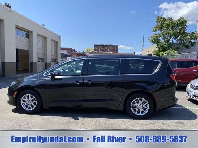 2023 Chrysler Voyager LX photo 3
