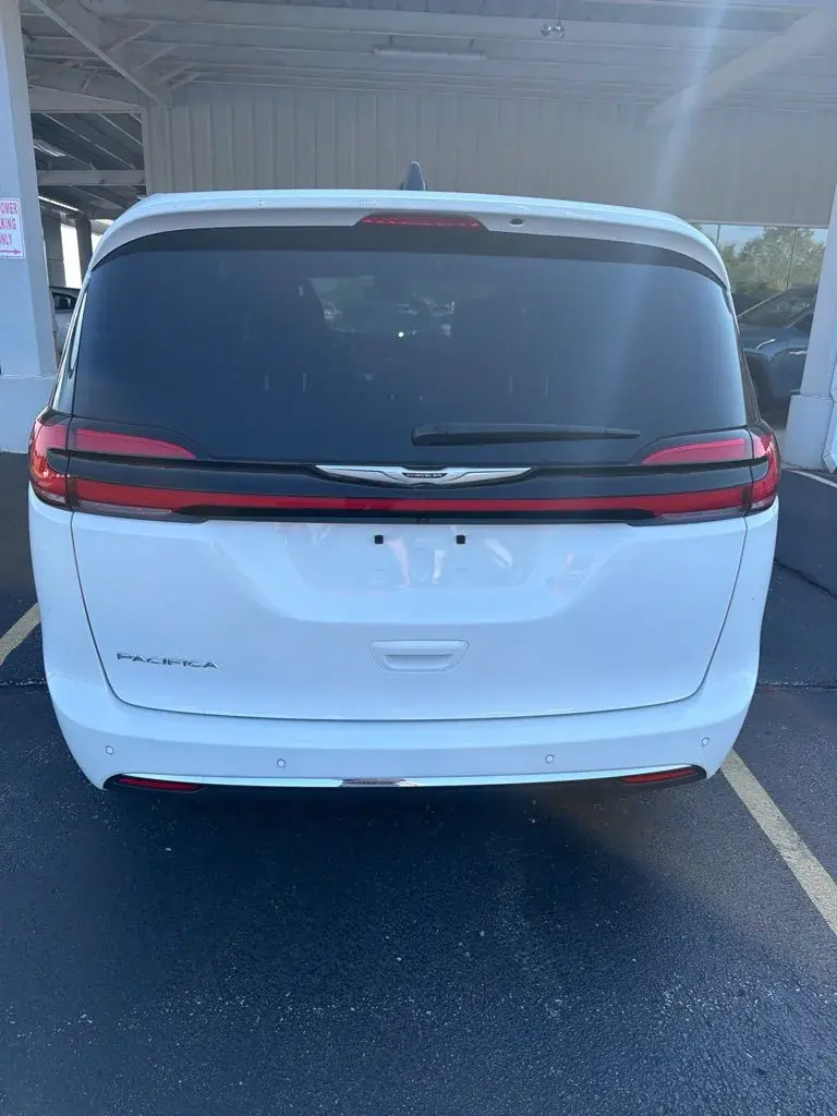 2025 Chrysler Pacifica Select photo 3
