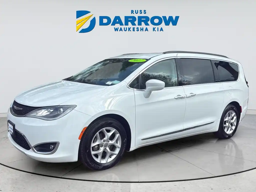 2017 Chrysler Pacifica Touring-L's photo