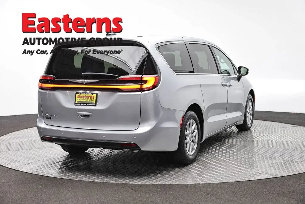 2023 Chrysler Pacifica Touring L photo 5