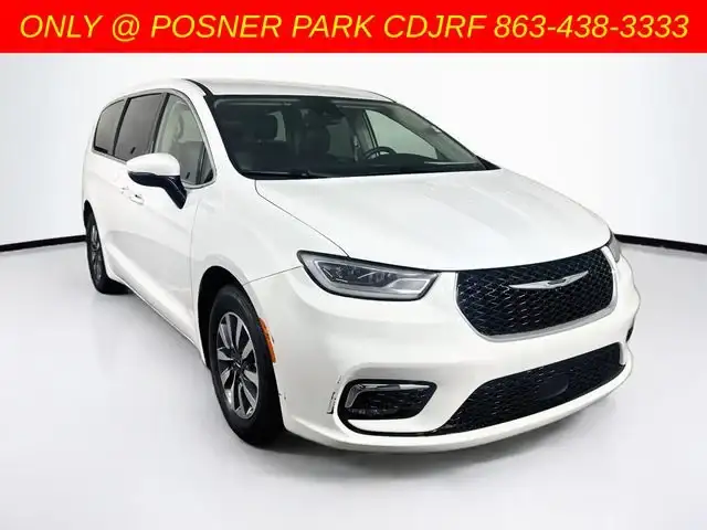 2023 Chrysler Pacifica Hybrid Touring L Hybrid's photo