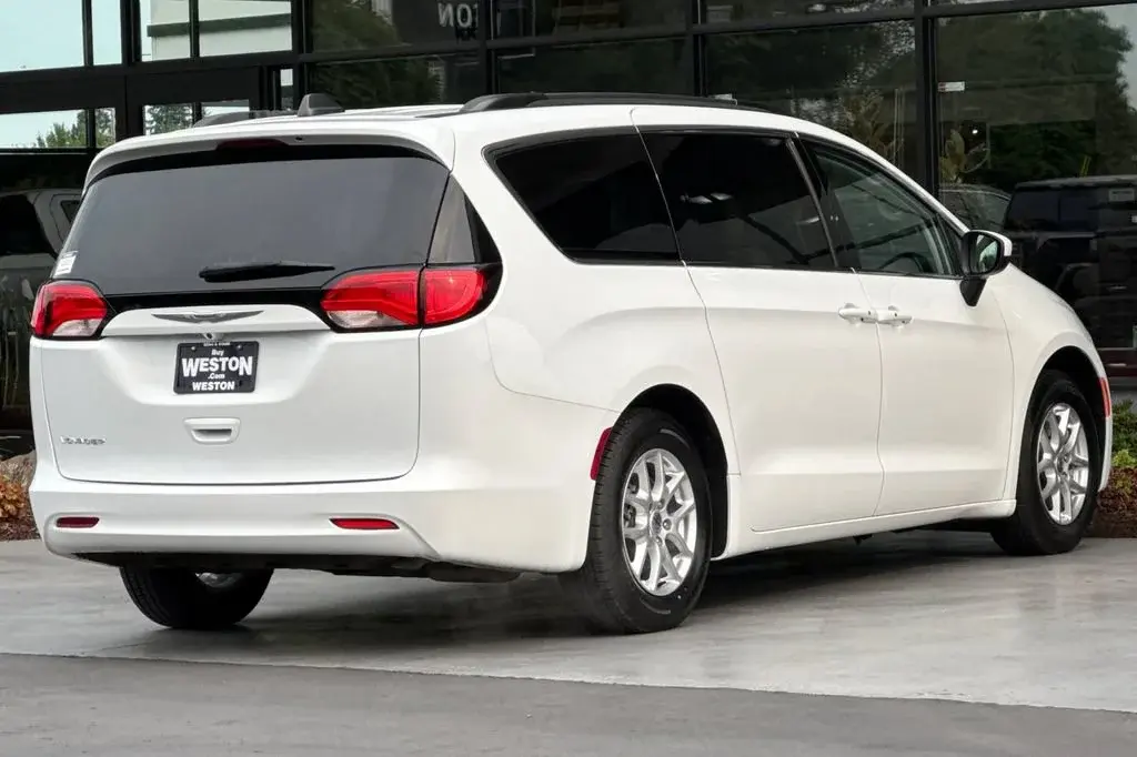 2021 Chrysler Voyager LXI photo 4