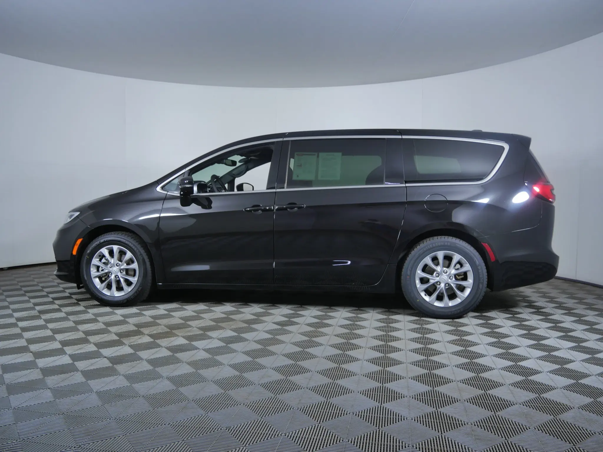 2026 Chrysler Pacifica Limited photo 4