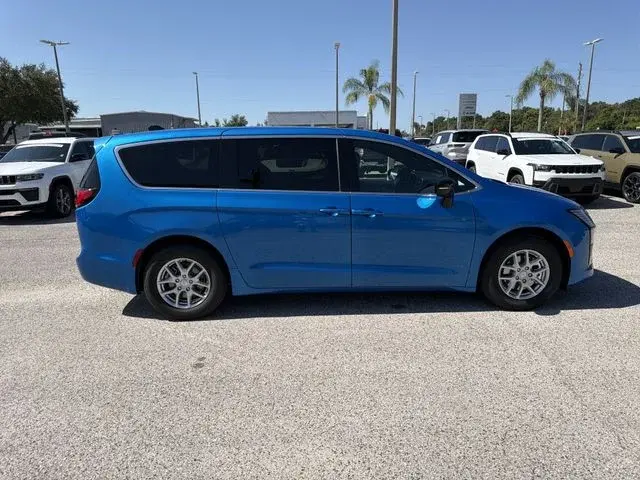 2027 Chrysler Pacifica Select photo 3