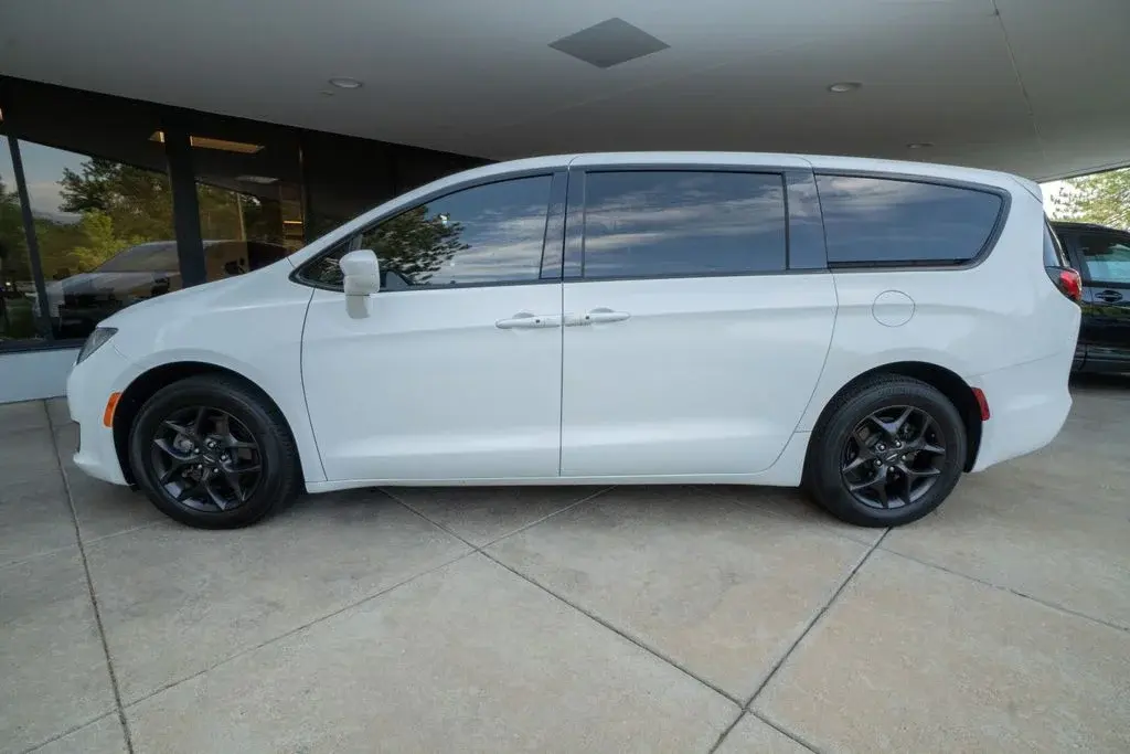 2020 Chrysler Pacifica Touring photo 4