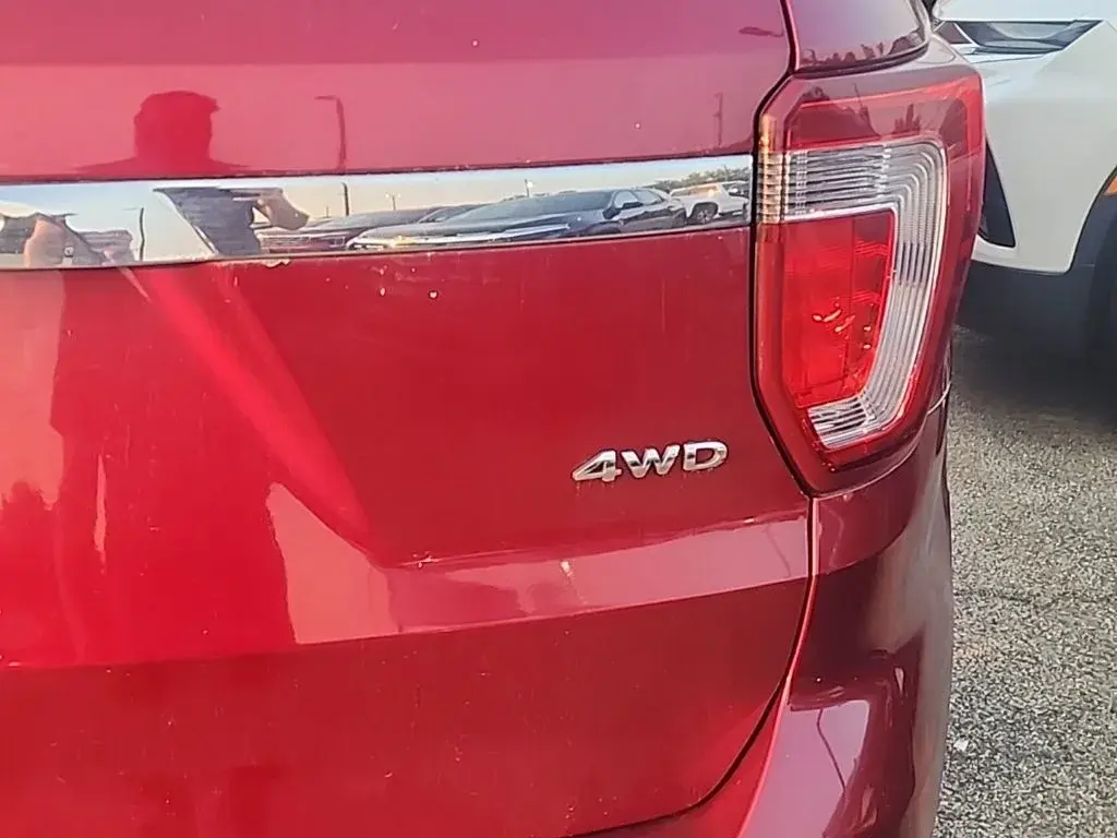 2017 Ford Explorer XLT 4WD photo 3