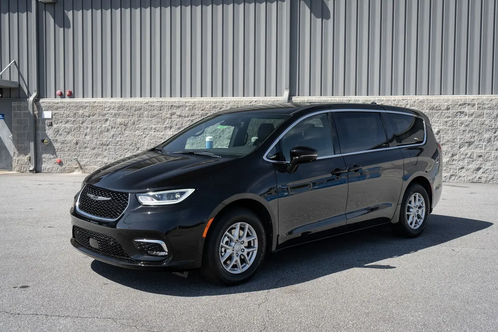 2026 Chrysler Pacifica Select photo 3
